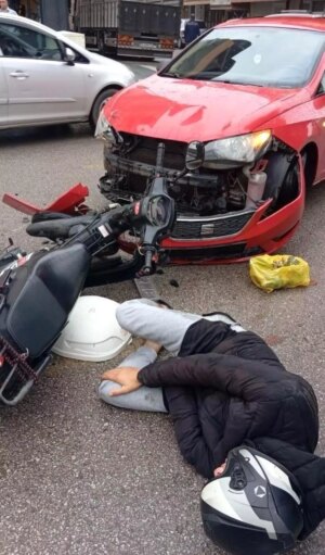 adapazarinda motosiklet ve otomobil kafa kafaya carpisti gasqSAf6.jpg